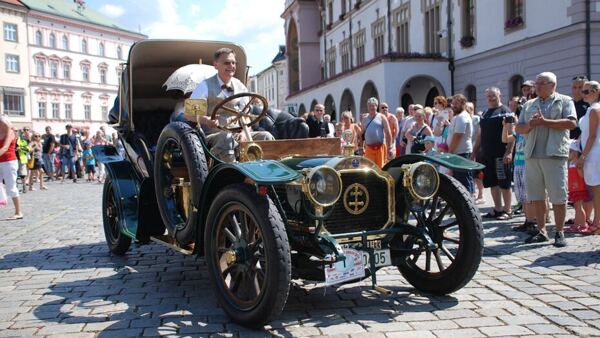 Přehlídka historických automobilů a motocyklů