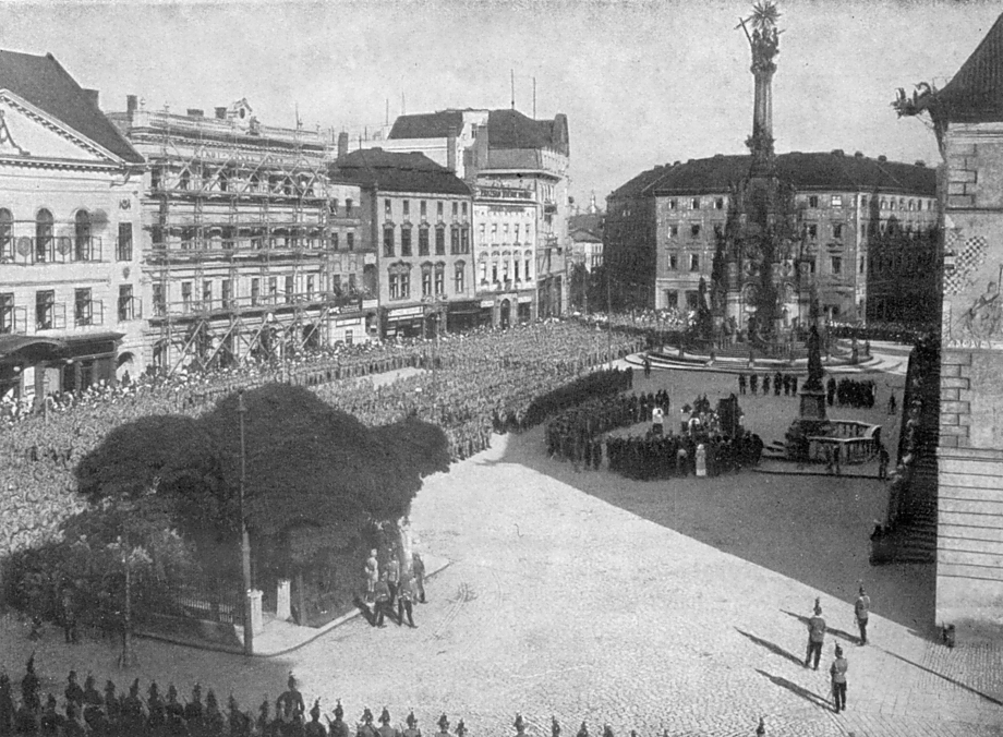 Začínáme tím úplně nejstarším olomouckým snímkem, jaký se podařilo vypátrat v archivu České tiskové agentury. Pochází ze září 1914 a je na něm zachycen odjezd vojáků na frontu. Vojskům žehná arcibiskup kardinál František Bauer.