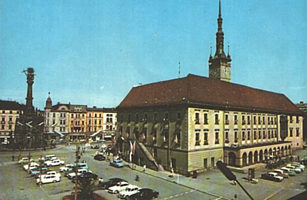 Náměstí Míru v roce 1970. Všimněte si, jak se proměnil vozový park. A taky osvětlení. Vzpomínáte ještě na šeredné lampy, které s citem pro estetiku umisťovali soudruzi na historická náměstí i parkoviště před fabrikami?