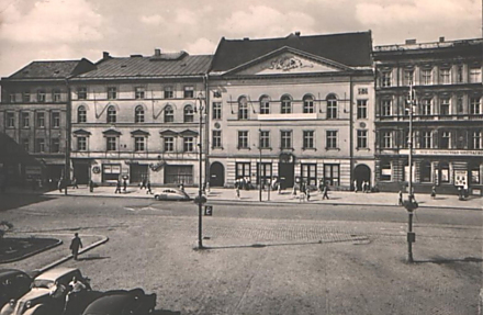 Tenhle snímek je z padesátých let, přesný rok nevíme. Dnešní Moravské divadlo, tehdy Divadlo Oldřicha Stibora. Všimněte si nádherného tatraplánu, zaparkovanému před budovou. Dnes by tam řidič dostal botičku.