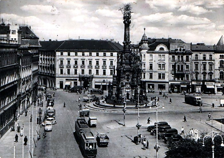 Rok 1955. Z tohohle snímku opravdu dýchá nostalgie, že? Všimněte si krásných historických lamp.