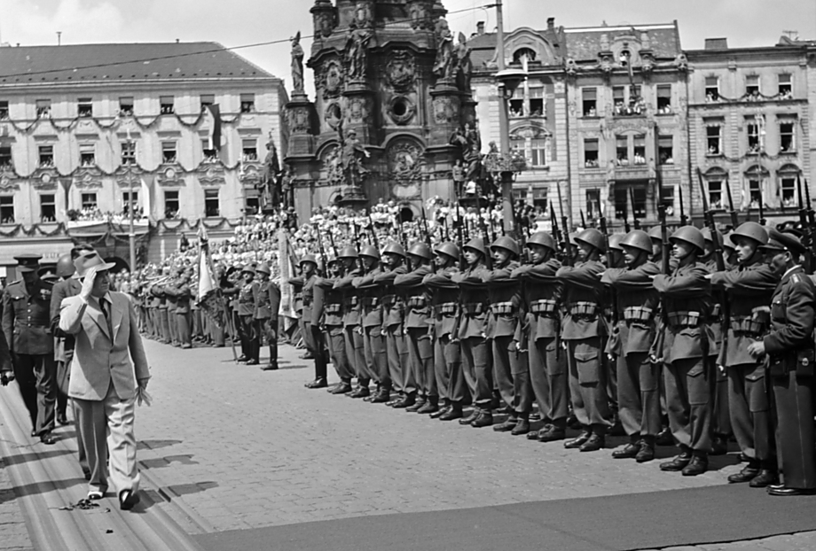 Dnešní díl zakončujeme ještě jednou přehlídkou z archivu ČTK. Tahle je z roku 1946 a vojáky přišel pozdravit prezident Edvard Beneš.