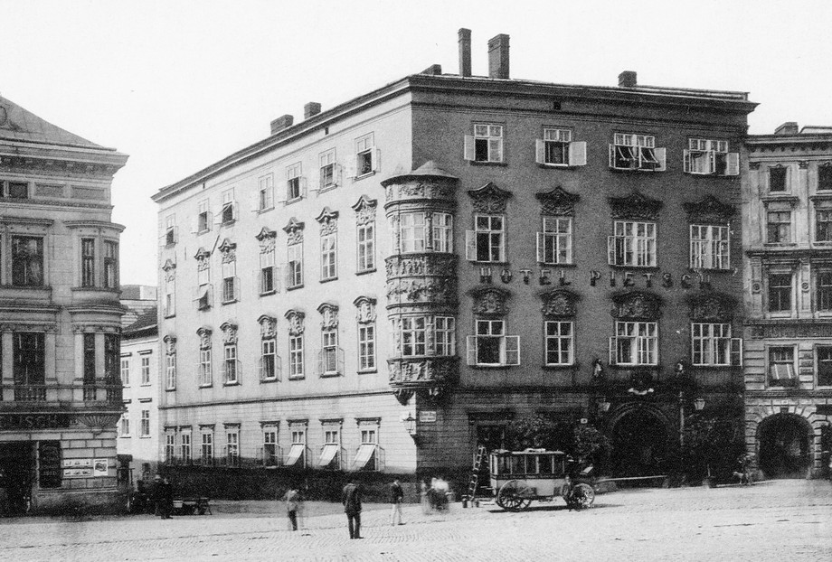 Z téhle fotky historie opravdu dýchá. Poznáte někdo to úžasné auto? Nemůžeme se v redakci shodnout, co je to za typ. Snímek je z počátku 20. století. Tehdy v Hauenschildově paláci sídlil Hotel Pietsch. K tomuto domu se váže i jeden zajímavý příběh. V roce 1767 zde byl ubytován jeden světoznámý hudební skladatel. Kdo nám první pošle jeho jméno na mail , má u nás volňásek do Premiere Cinemas. Soutěž ukončena, správná odpověď je Wolfgang Amadeus Mozart.