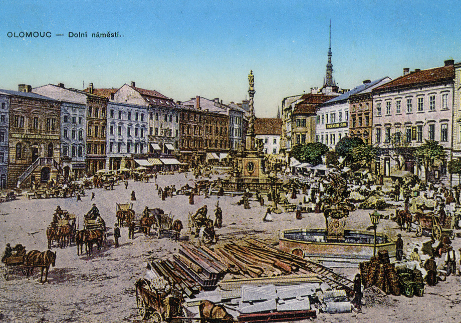 Trhy na Dolním náměstí na pohlednici z roku 1915.