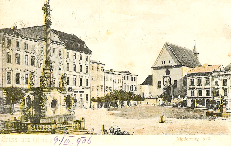 Morový sloup na pohlednici z roku 1906.