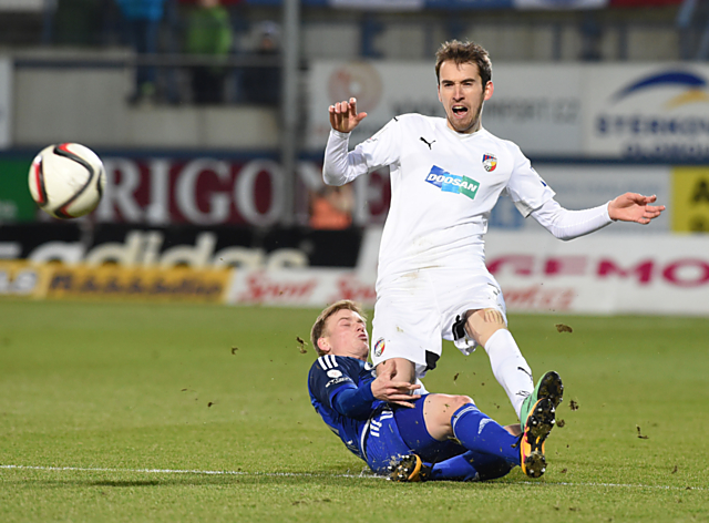 Petr Ševčík v ostrém souboji s Tomášem Hořavou, za který dostal olomoucký hráč žlutou kartu.