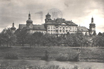 Hradisko na pohlednici z roku 1973.