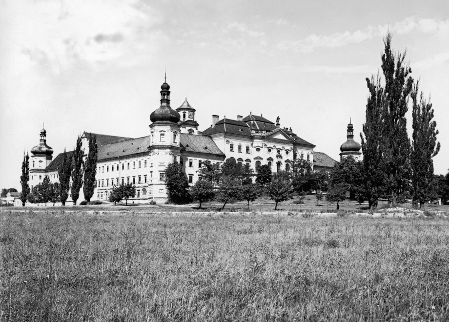 Klášter Hradisko v roce 1936. V té době už celá staletí sloužil jako nemocnice. Víte, od kterého roku? První správnou odpověď došlou na mail redakce@olomouc.cz odměníme volňáskem do Premiere Cinemas. Soutěž ukončena, správná odpověď je rok 1802. Gratulujeme naší výherkyni Marii Dostálové.