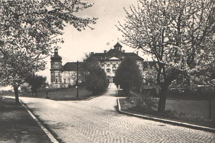 Hradisko v roce 1965. V popředí v dnešní době poměrně rušná ulice Jablonského.