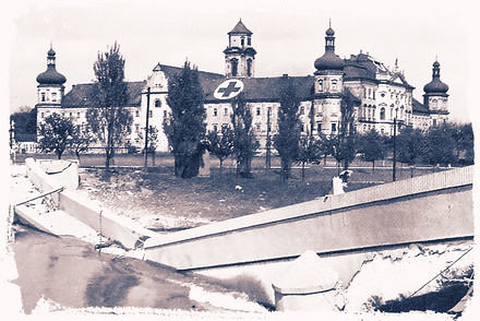 Lávka u Hradiska, poničená během závěrečných bojů druhé světové války v roce 1945.