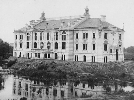 Někdejší sportovní hala na Hynaisově. V místech, kde dnes stojí část magistrátu, býval romantický rybník. Rok 1902.