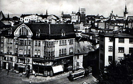 Tramvaj vyjíždí z Riegrovy ulice. Pohlednice datovaná 1957, tramvaje ale z ulice zmizely už o pár let dříve, v roce 1954.