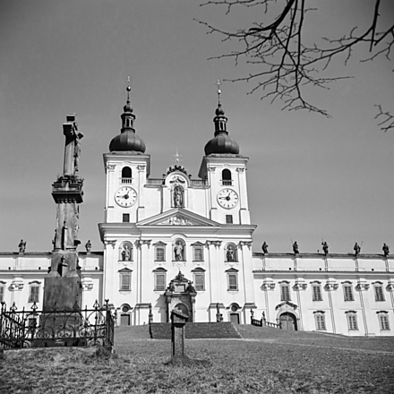 Nádherná Bazilika Navštívení Panny Marie v dubnu 1957. Kdo by tušil, že o pár desítek let později ji navštíví sám papež. Schválně, v kterém to bylo roce? A zkuste i přesné datum. První správnou odpověď odměníme volňáskem do Premiere Cinemas. Soutěž ukončena.