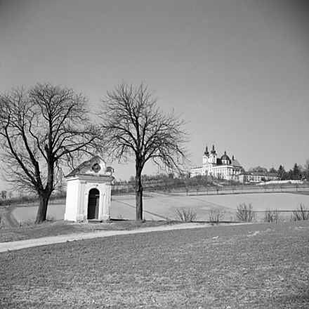 Cesta na Kopeček v dubnu 1957.