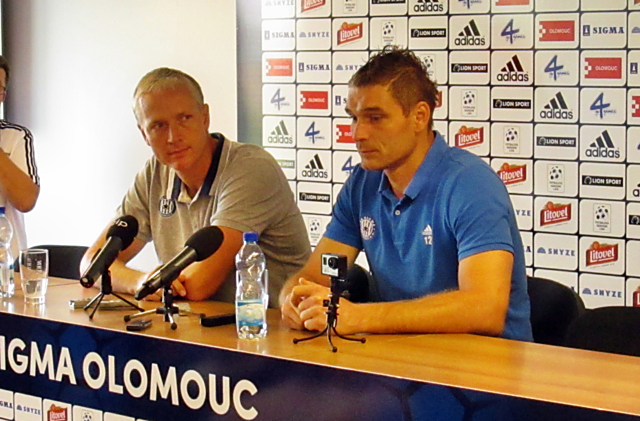 Trenér Sigmy Olomouc Václav Jílek a brankář Miloš Buchta na předsezónní tiskové konferenci.