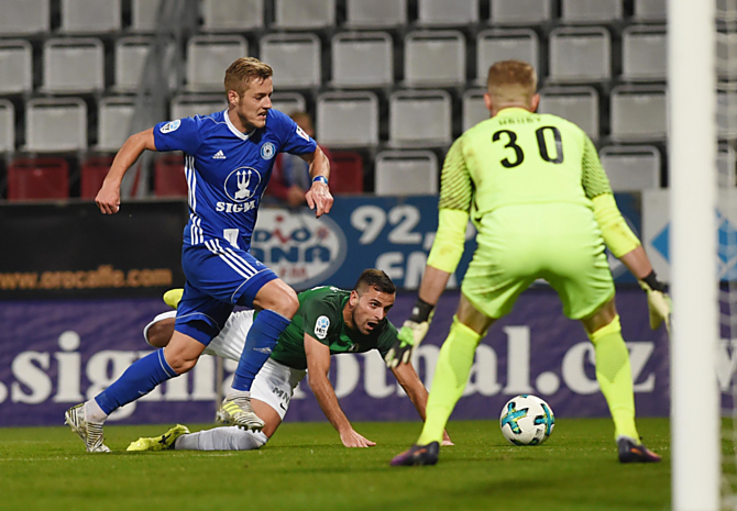 Jakub Plšek v hetligovém duelu Sigmy s Jabloncem. Dnes hostí Hanáci stejného soupeře v osmifinále MOL CUPu.